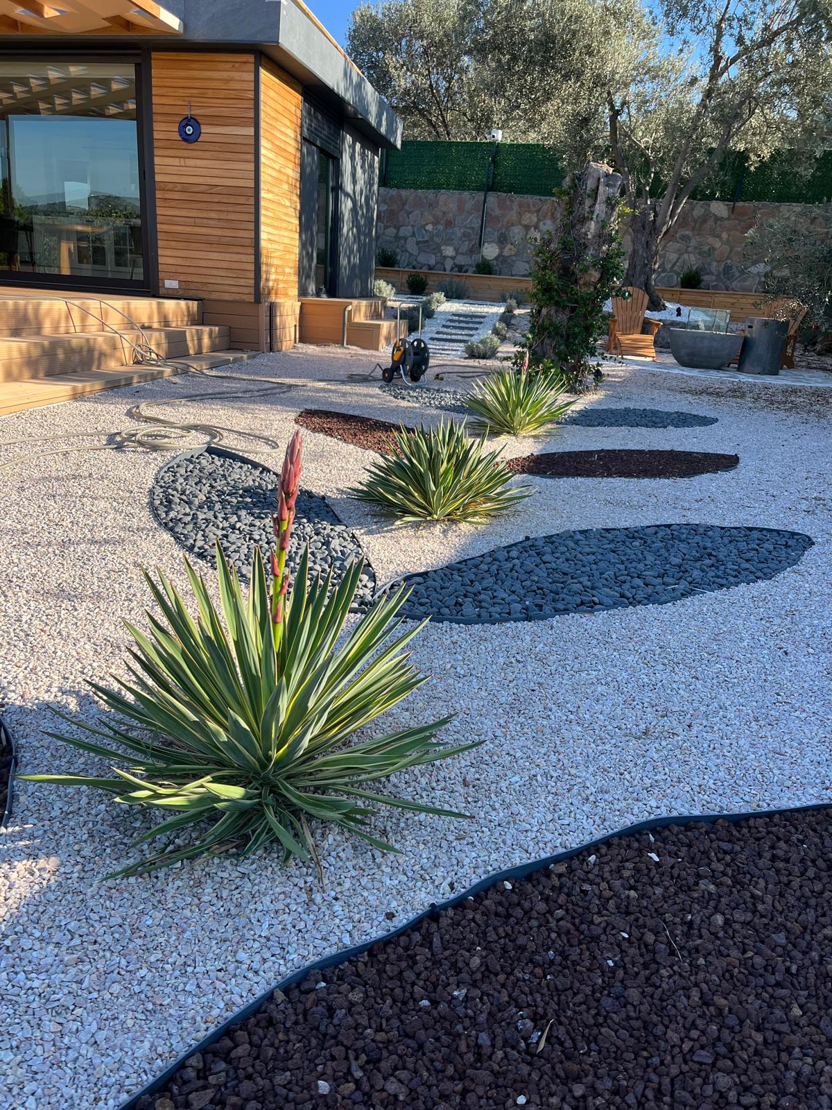 Beyaz çakıl zeminde bazalt adalar, kıvrımlı separatör