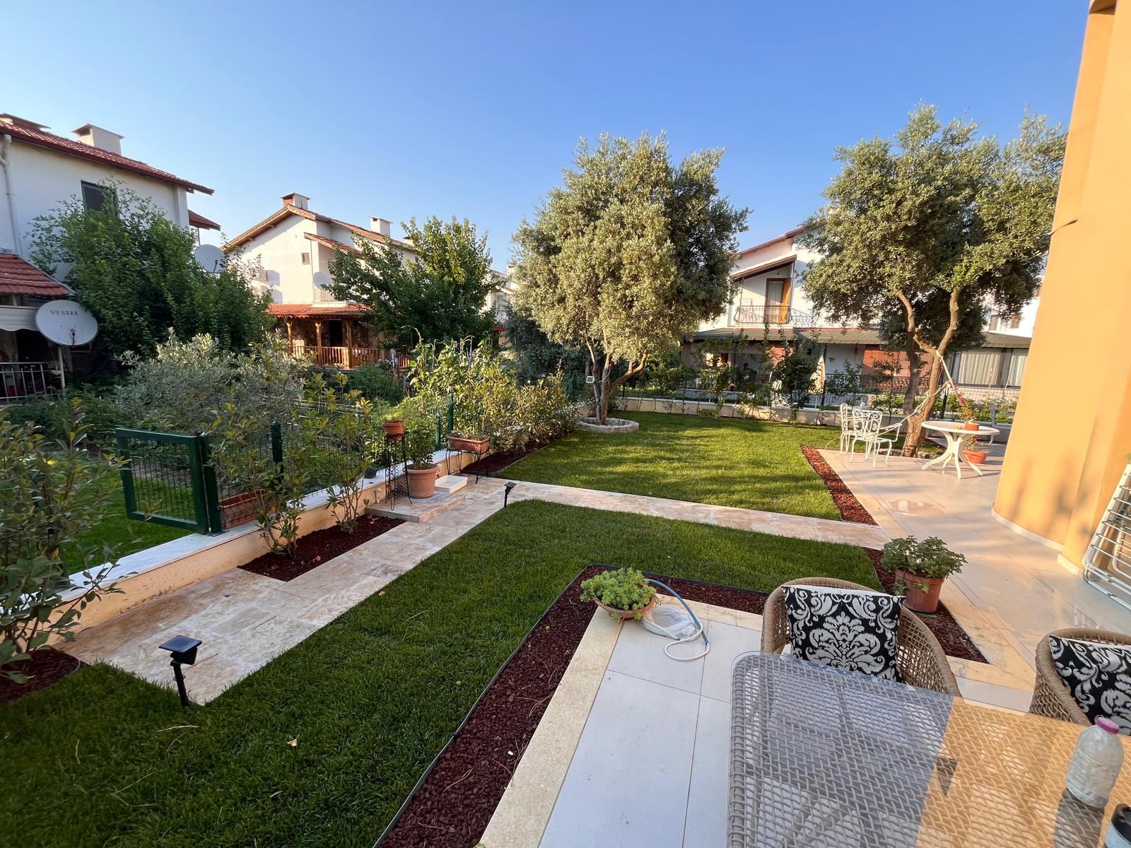 Villa bahçesinde çim, mulç ve traverten yol düzeni